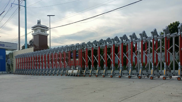 Congxeptudong.com-thi-cong-lap-dat-cong-xep-inox-doi